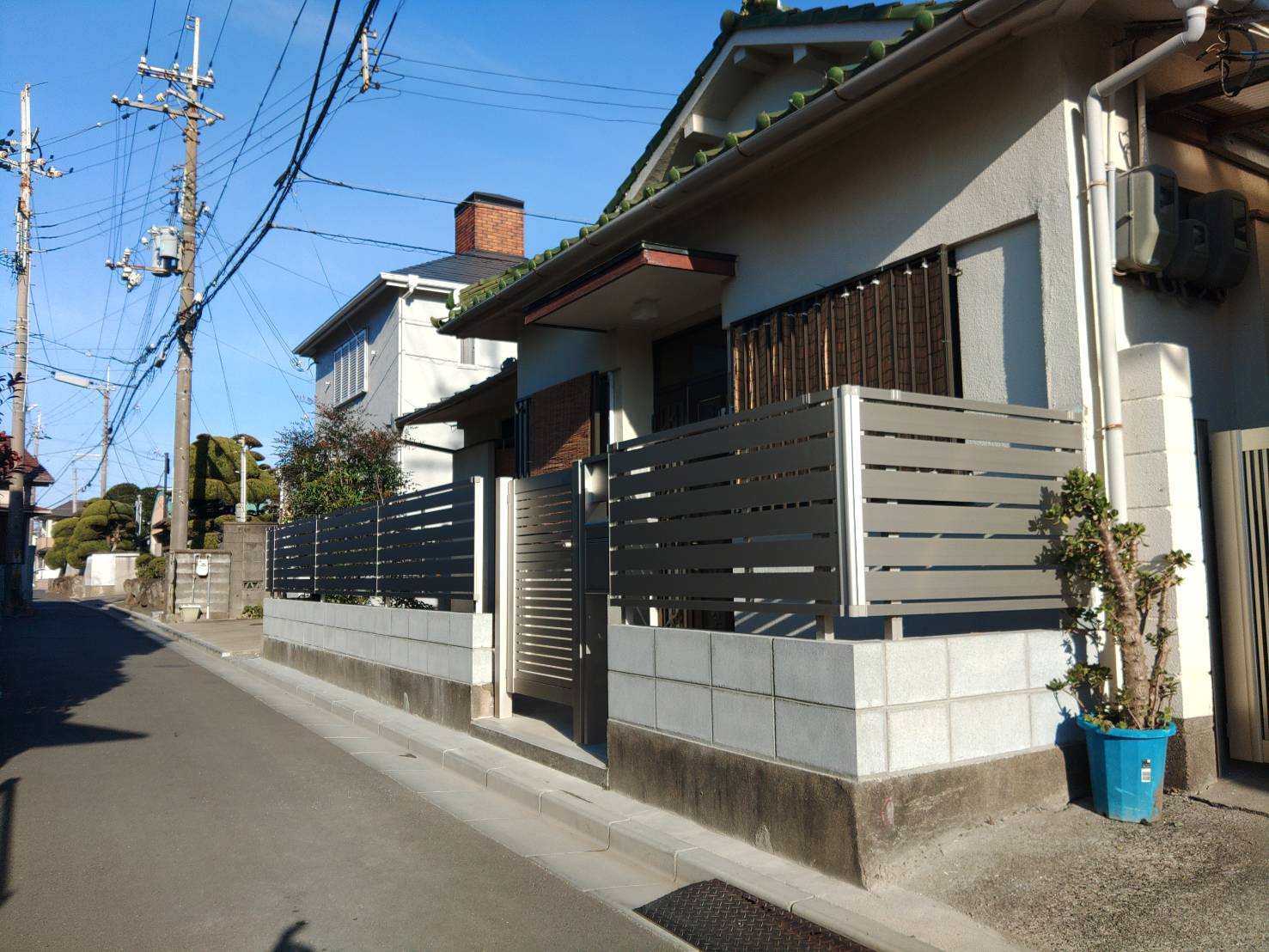 改修工事完了、外観右側からの全景写真です。