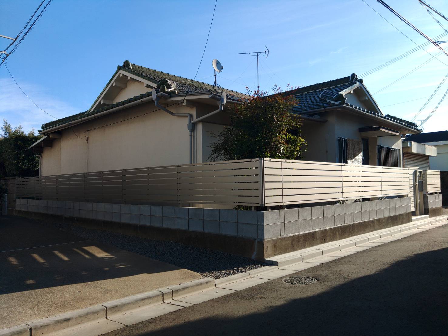 改修工事完了、外観左側からの全景写真です。