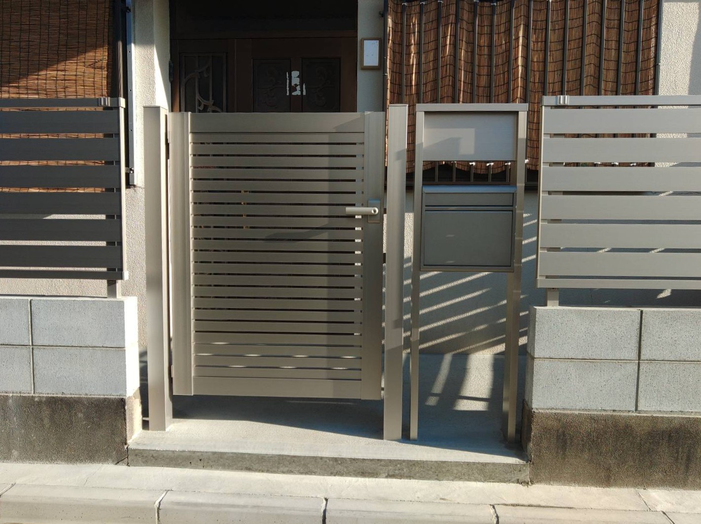 改修工事完了、門周りの写真です。土間コンクリートも新しくさせて頂きました。