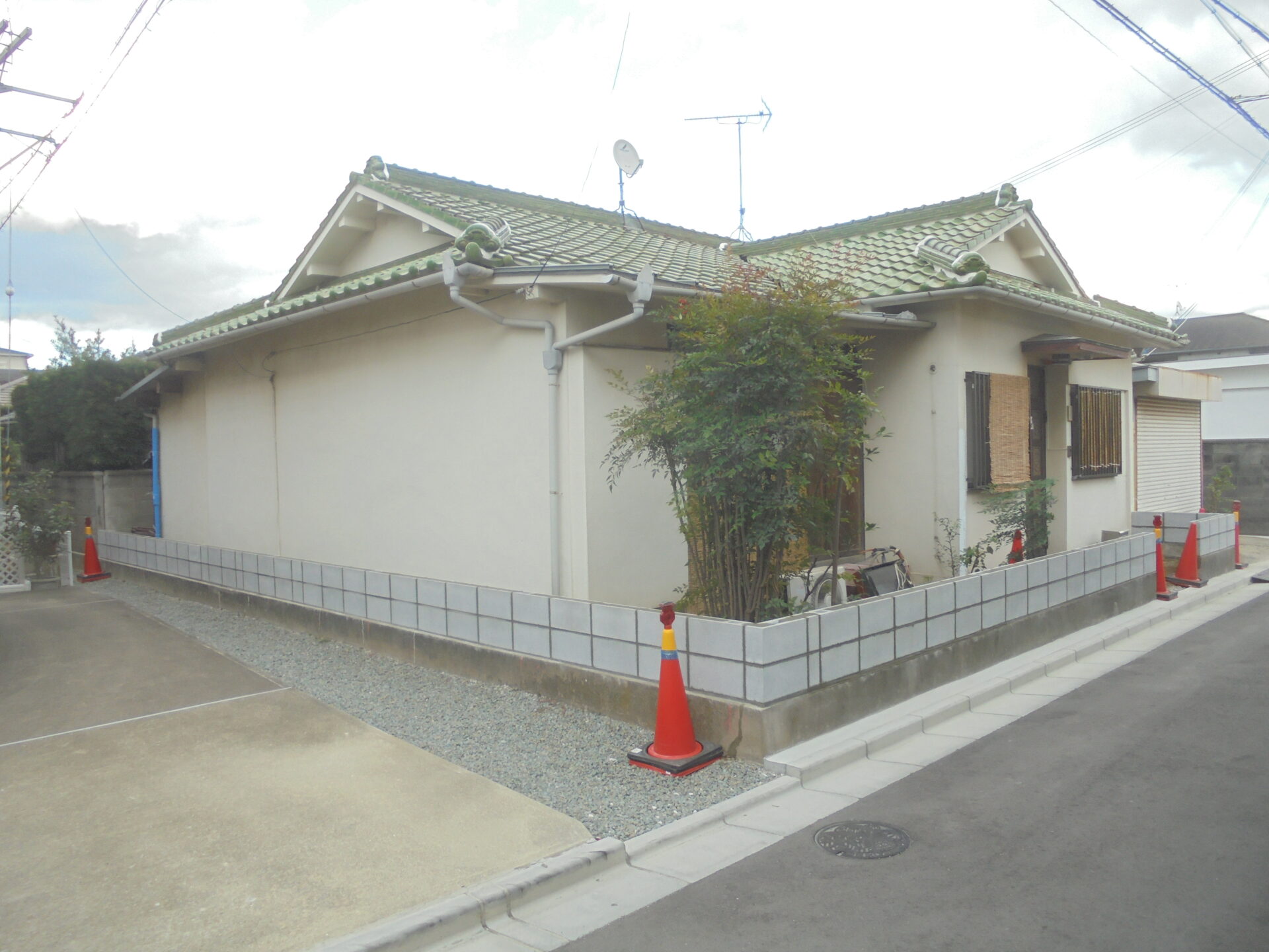 工事中のブロック2段積みの全景写真です。