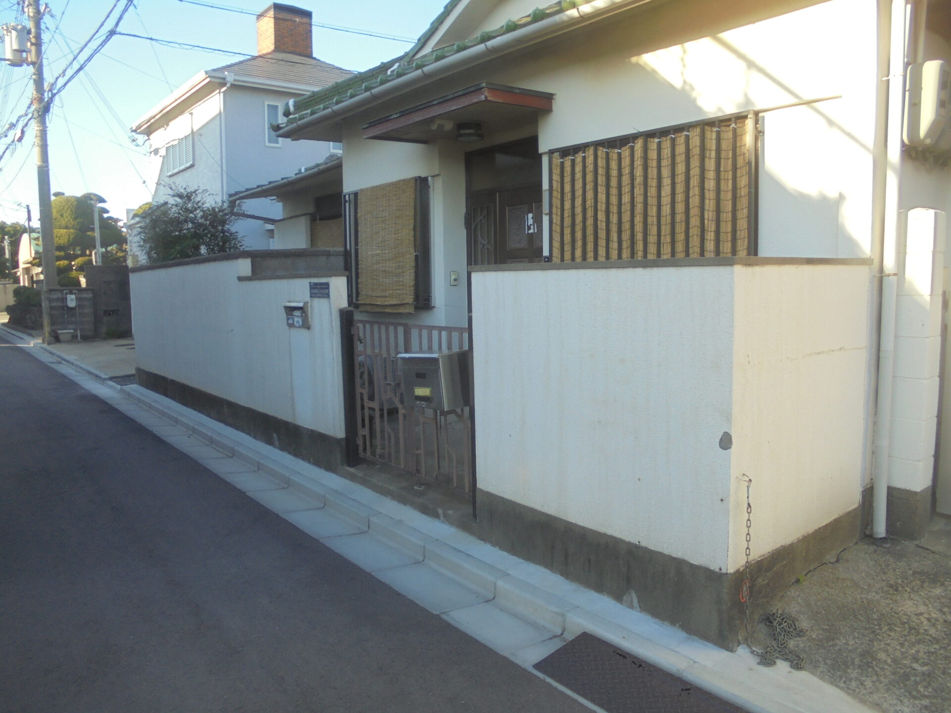 工事着工前の外観右側からの写真です。