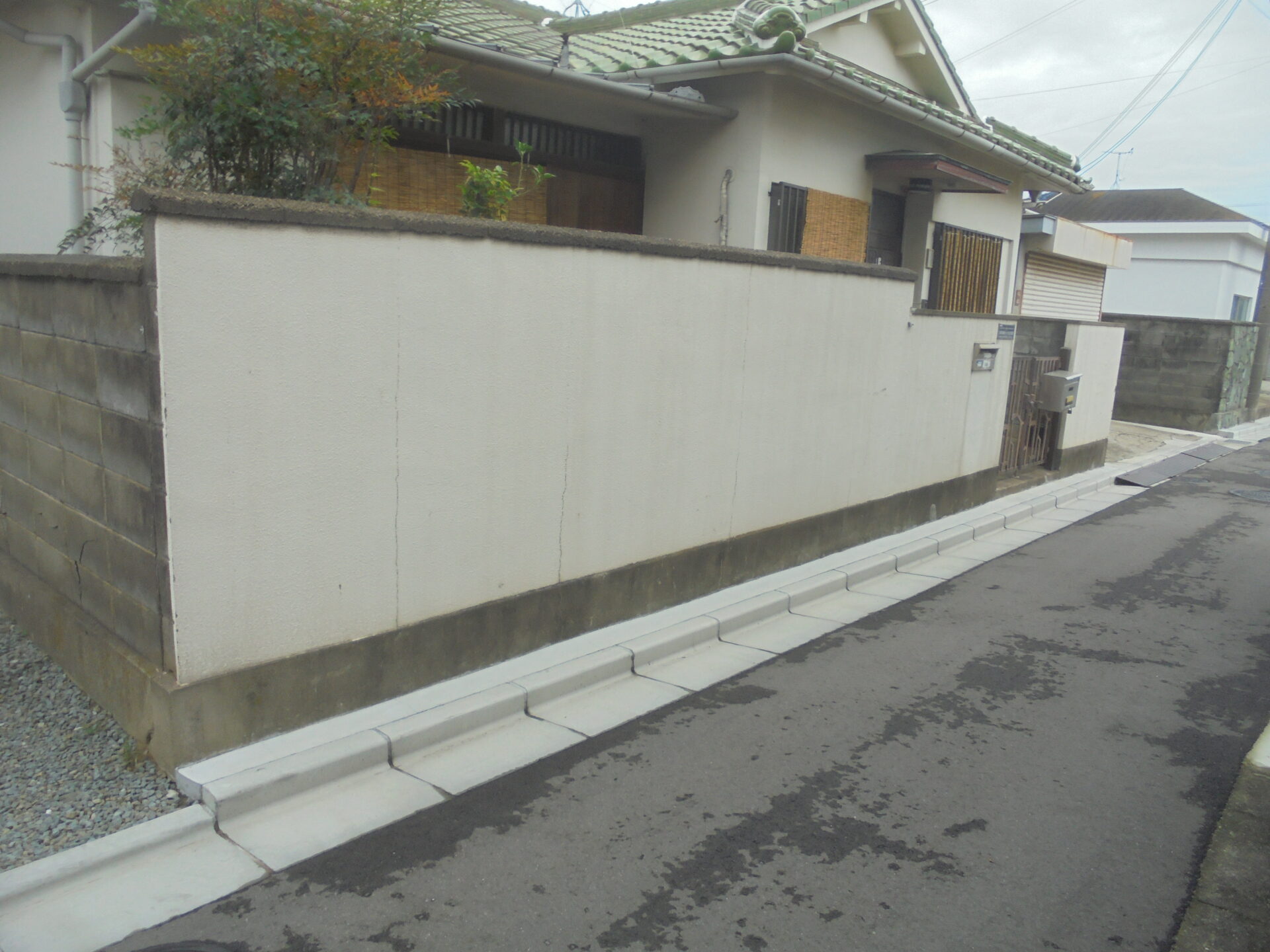 工事着工前の外観左側からの写真です。