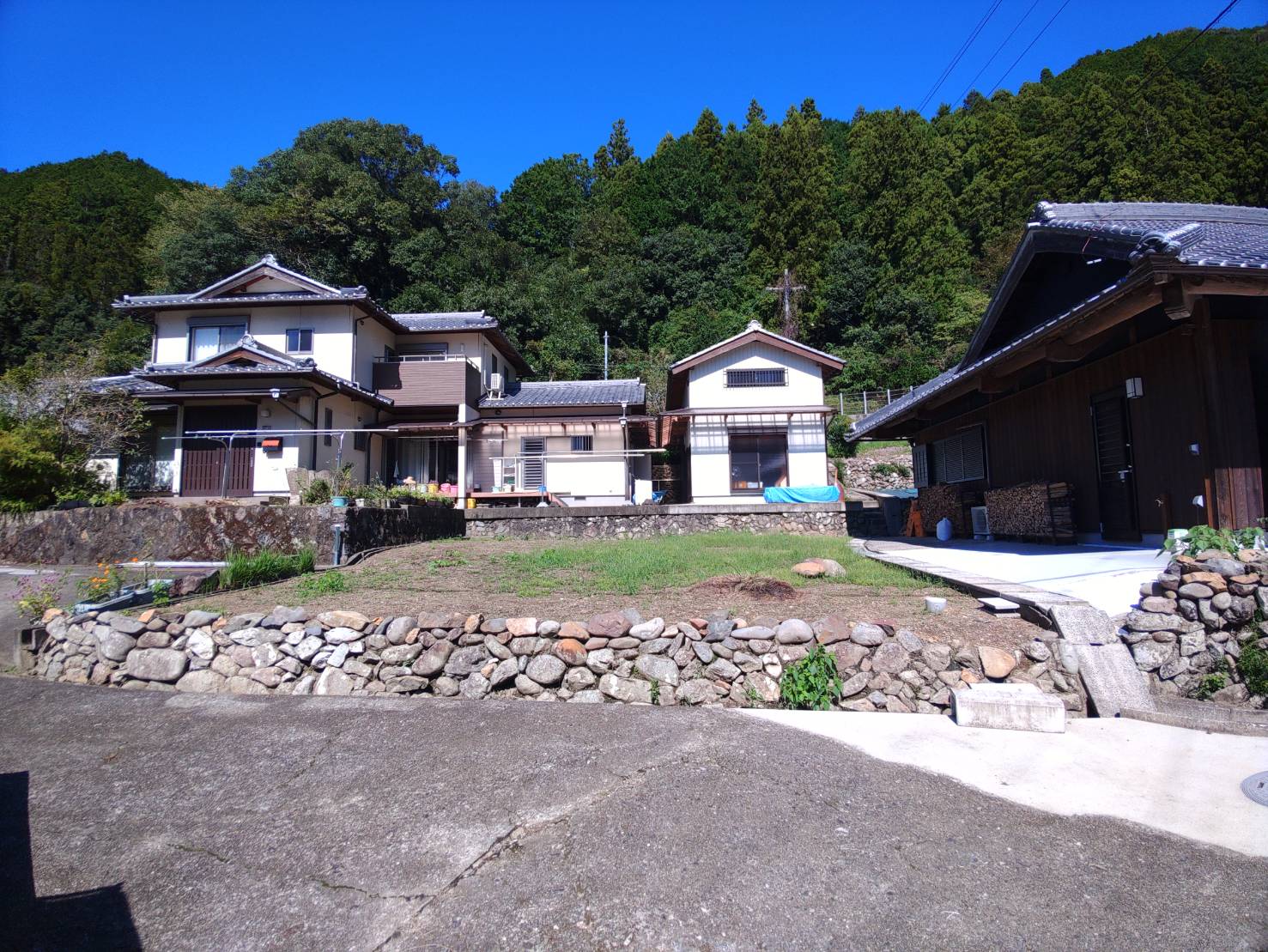 芝生工事の着工前の全景写真です。