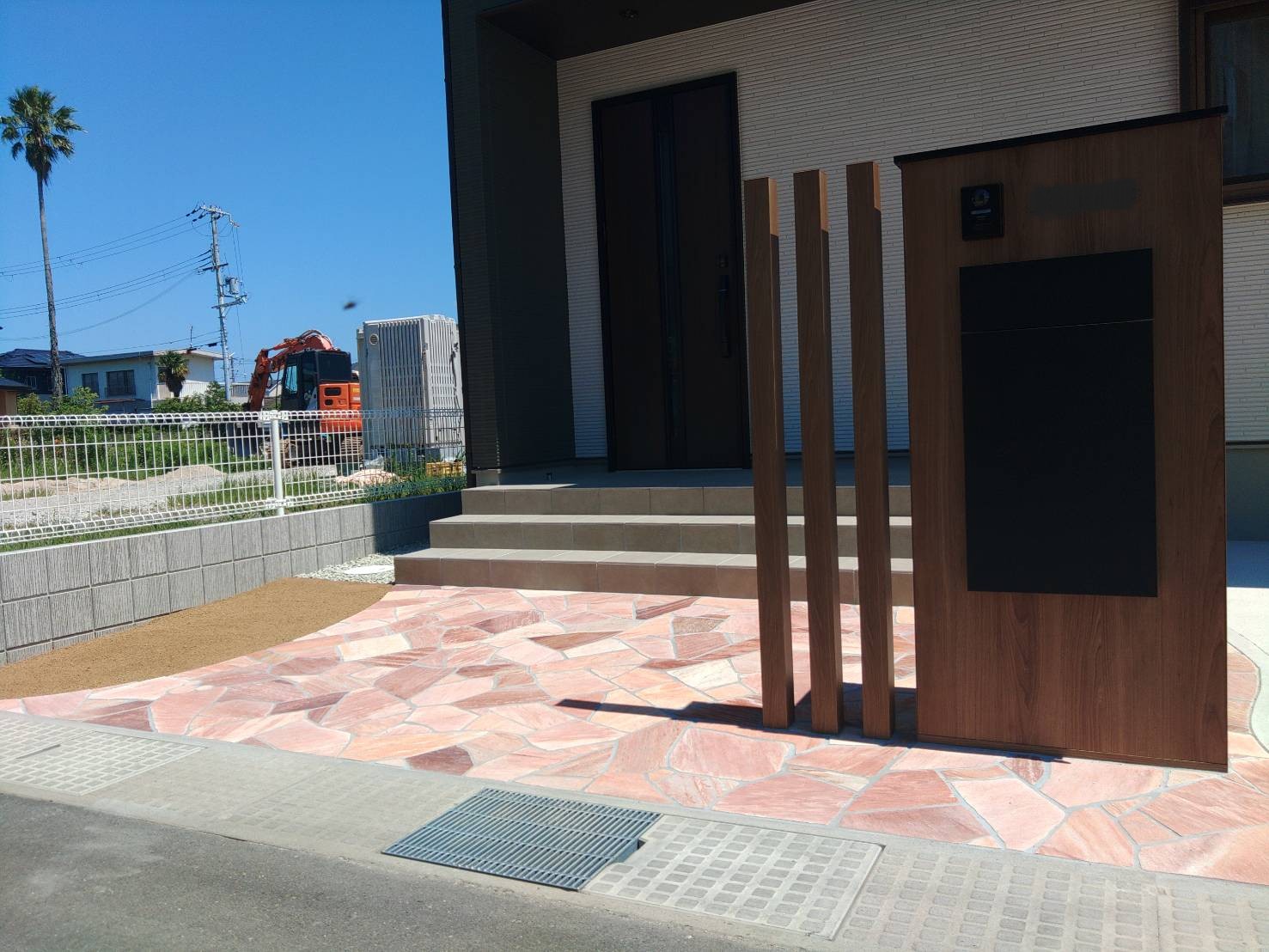 アプローチ斜めからの写真です。